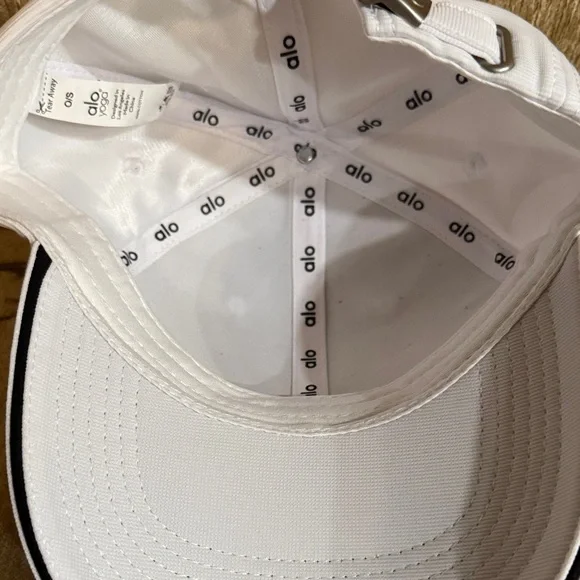 ALO Yoga White Cap with Black Logo - Picture 5 of 7